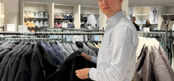 przegladanie-ubran-w-sklepie-przez-styliste-modowego